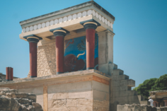 Ruines d'un bâtiment de la Grèce antique, avec trois colonnes colorées.