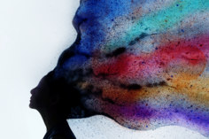 Des couleurs sortent de la tête d'un personnage, symbolisant la richesse de la vie interne des individus.