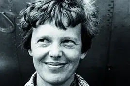 © Bettmann / Getty image Amelia Earhart en 1937, avant la tentative de tour du monde avec escales durant lequel elle disparaît.